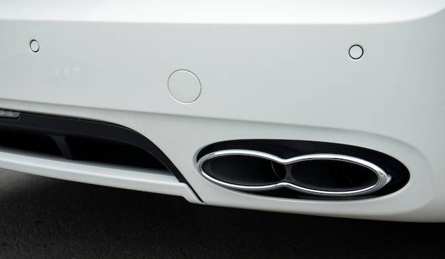Bentley Flying Spur V8|ベントレー フライングスパー V8 コンチネンタルGT V8とおなじく、テールパイプは気筒数にちなんだ8の字のものが採用される
