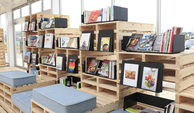 蔦屋書店と書籍のプロが選んだ27のジャンル、3,000冊の本が置かれた店内