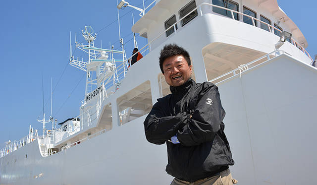 今回のはえ縄漁船乗船体験を英断した臼福本店社長・臼井壯太朗氏。乗船しながら日本の漁業の現状、気仙沼の復興について思いを語ってくれた