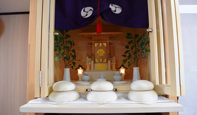 船頭の部屋の奥に鎮座する神棚。航海と大漁を日々、祈る