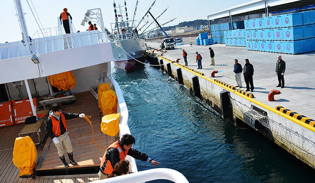 ゆっくりと岸壁を離れ、出航