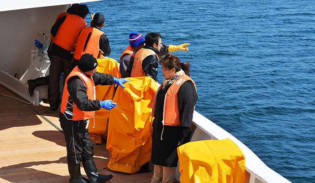 女性厳禁の漁船のデッキも、この日は和気あいあいと笑顔が飛び交う。気仙沼の女性たちも父親や夫の働く現場ははじめてという人も
