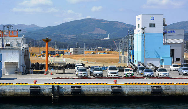気仙沼港の後ろには津波回避のかさ上げで整地された空間が広がる。漁を継続しながら街の復興を進めていくことのむずかしさを痛感した