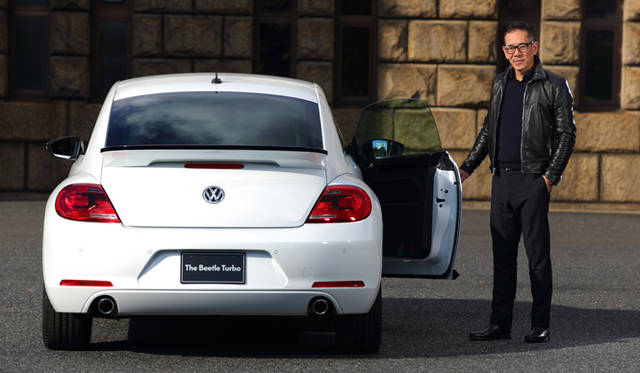 「フロントマスクは昔見慣れたオリジナルビートルとの共通性を感じさせながら、すっとリアへと続いているシャープなラインがあたらしさを感じさせ、躍動感がありますね」と語る滝沢氏。実車に対面しての第一声だ