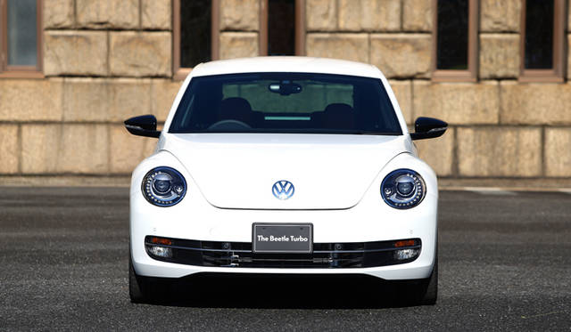 The Beetle Turbo Exclusiveは、シンプルな印象のスタイリングながら、LEDを組み込んだヘッドランプや、VWの生産技術力があってこそ可能になったシャープなプレスラインなど、21世紀的なあたらしさを随所に感じさせる