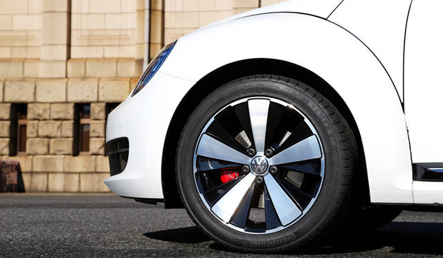 ブラックのホイールに組み合わされるレッドのブレーキキャリパー。細部までレーシーな演出にこだわるのがThe Beetle Turbo Exclusiveの魅力だ