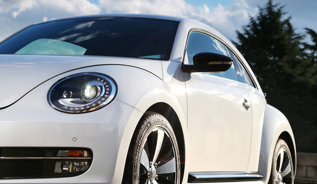 The Beetle Turbo Exclusiveは、ハロゲンライトの約2倍の光量で夜道を照らすことが可能なバイキセノンヘッドライトを搭載。同時に、車体の傾きに合わせて光軸を調整できるハイトコントロール機能も備えている