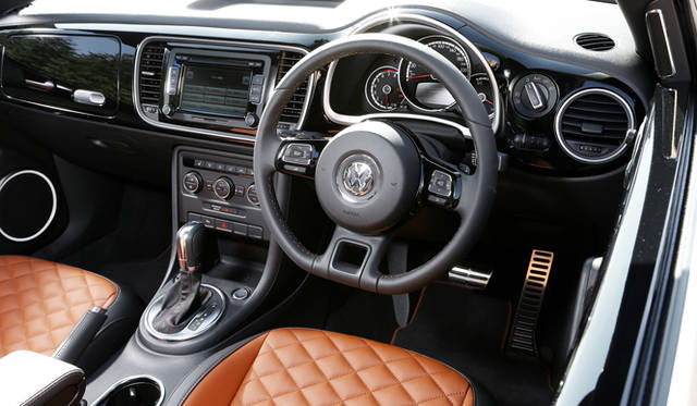 滝沢氏は、The Beetle Turbo Exclusiveのインテリアについて「ダイヤモンドステッチという、昔のレーシングカーのような素敵な菱形のステッチを施したブラウン表皮のシートを組み合わせていますね。これは乗り込むとき、気分が昂揚します」とコメント