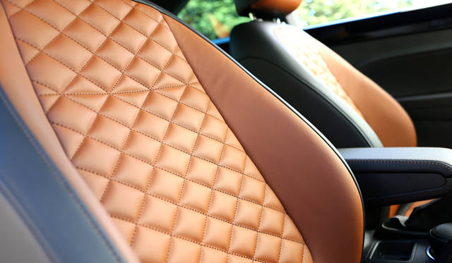 ダイヤモンドステッチが施されたThe Beetle Turbo Exclusiveの特別なシート。風合い豊かなナパレザーが贅沢にあしらわれている