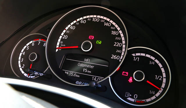 スタンダードモデルに約100psくわえた211psのハイパワーを誇る2リッターターボエンジンを搭載するThe Beetle Turbo Exclusive。メーターは260km/hまでを刻む