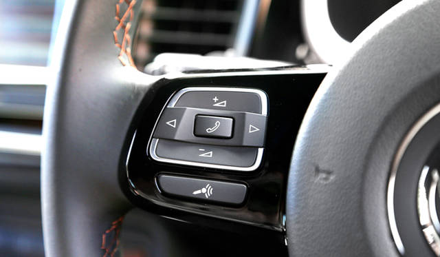 手を離さずオーディオをコントロールできるマルチファンクション機能を備えた、The Beetle Turbo Exclusiveのステアリング