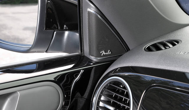 フェンダー社のカーオーディオ、「フェンダーサウンドシステム」を採用するThe Beetle Turbo Exclusive。400Wの大出力アンプと10チャンネル・9スピーカーで再生されるハイスペックなサウンドは、1946年以来、ギターやアンプに徹底したこだわりをもって作り続けてきた同社が誇るプレミアムな音色だ