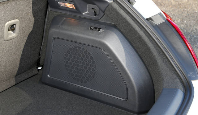 The Beetle Turbo Exclusiveに特別に用意されたフェンダー社のサウンドシステム。ラゲッジルームには設置されたサブウーハーは、パワフルかつ引き締まったクリアな低音を奏で、臨場感をいっそう高めてくれる