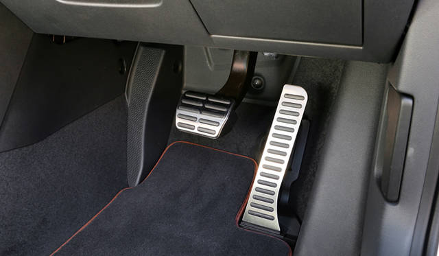 アルミ調のフットペダルを採用