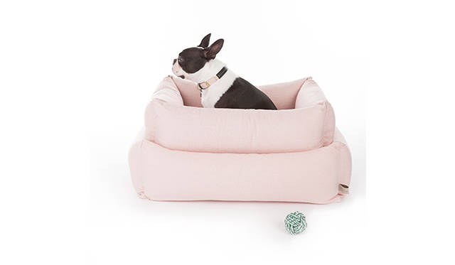 クラシックドッグベッド（ピンク、チャコール、生成） Small 4万円（税抜）、Medium 5万円（税抜）、Large 7万円（税抜）