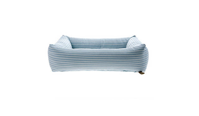 ボルスタードッグベッド（ブルーストライプ、チョコレートストライプ）　S 3万円（税抜）、M 4万円（税抜）、L 5万円（税抜）、（グレーモカストライプ、パウダーグレー）　S 3万3000円（税抜）、M 43000万円（税抜）、L 5万3000円（税抜）