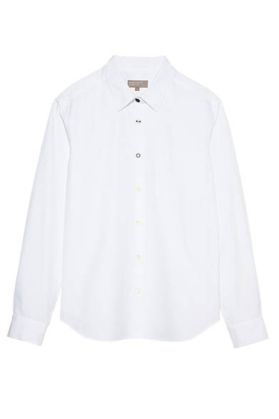 <strong>EXCLUSIVE FOR JINNAN｜神南ショップ限定アイテム</strong><br />トップから第3ボタンまで飾りボタンへとアレンジした神南店オープン15周年記念の限定シャツ。背中にはインバーテッドプリーツがあしらわれ、胸ポケットはスリットのような切り込みが入ったミニマルな顔立ちとなっている。15周年アニバーサリーシャツ3万円（メンズ）