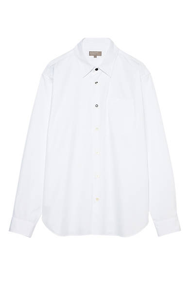 <strong>EXCLUSIVE FOR JINNAN｜神南ショップ限定アイテム</strong><br />メンズ同様、飾りボタンがアクセントとなった15周年記念シャツ。定番アイテムの筆頭である白シャツだからこそ、小さめの衿、コンパクトなシルエットや胸ポケットなどのディテールで差をつけたい。15 周年アニバーサリーシャツ2万9000円（ウィメンズ）
