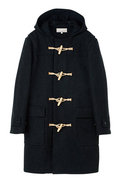 <strong>EXCLUSIVE FOR JINNAN｜神南ショップ限定アイテム</strong><br />フォックスブラザーズ社の素材を使った別注モデルのダッフルコート は、チャコールグレーが限定カラー。リッチなフランネルで使いやすく、ヘビーウェイトながらも柔らかい質感となっている。フォックス ブラザーズ社別注ダッフルコート9万8000 円（メンズ）