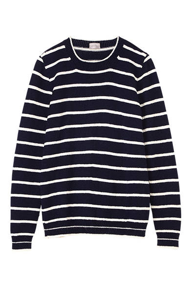 <strong>EXCLUSIVE FOR JINNAN｜神南ショップ限定アイテム</strong><br />昨年のベストに続き今年もコラボレーションが実現。クルーネックニットはハンドワークらしい温もりのある質感で、ネイビーをベースにしたストライプも着こなしに取り入れやすい。マリオンフォール社別注ハンドニット10万円（メンズ）