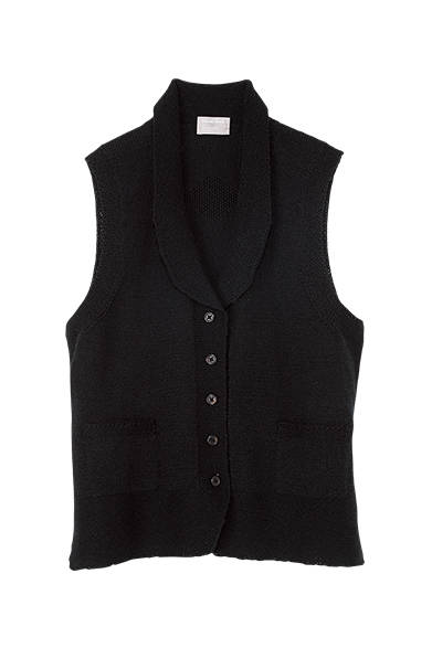 <strong>EXCLUSIVE FOR JINNAN｜神南ショップ限定アイテム</strong><br />ショールカラーなどのディテールは異なる編み地をミックスしているので、黒一色でも単調にならない。マリオンフォール社別注ハンドニットベスト9万円（ウィメンズ）