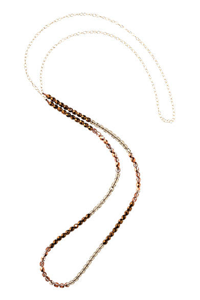 <strong>EXCLUSIVE FOR JINNAN｜神南ショップ限定アイテム</strong><br />華奢ながらもロングレングスで存在感のあるネックレス。ビーズのサイズが揃っているので、シンプルなアイテムにさりげなく取り入 れたい。一連でフェミニンに、二連で華やかに、表情違いで身 に着けることも可能。ネックレス4万5000 円（ウィメンズ）