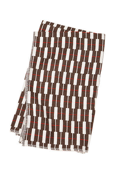 <strong>EXCLUSIVE FOR JINNAN｜神南ショップ限定アイテム</strong><br />ロンドン在住のテキスタイルデザイナー、エレノア・プリチャードがデザインしたブランケット。モダンな柄と大判なので、インテリアに馴染み使いやすい。ブランケット5万9000円（マーガレット・ハウエル ハウスホールドグッズ）