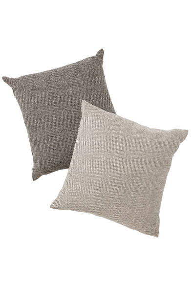 <strong>EXCLUSIVE FOR JINNAN｜神南ショップ限定アイテム</strong><br />田園風景が美しい北アイルランド地方の伝統的な技法で織られたクッション。各3万2000円（マーガレット・ハウエル ハウスホールドグッズ）