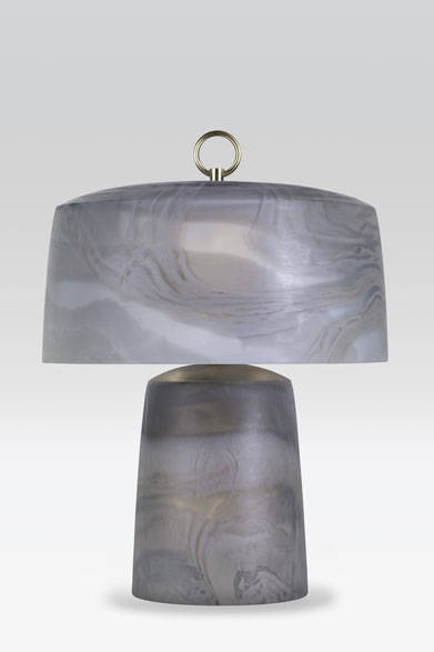 シェードとベースともにムラノガラスで、ガラスを通して灯る光は洗練された極上空間を創出するモデル「HYADES（ヒアデス）」<br />φ36×H47cm／31万2000円