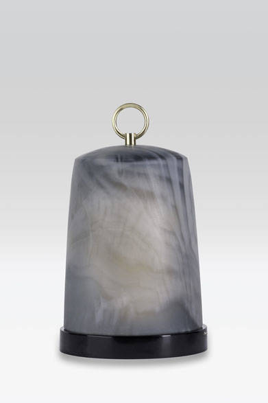 部屋の装飾だけではなく、足もとを照らすなど実用的な使い方もできて機能性と実用性も兼ねているモデル「HACK（ハック）」<br />φ19.5×H32cm／16万4000円