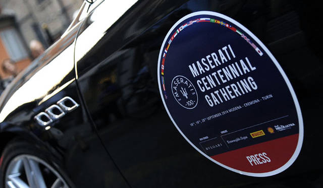 車体には参加車の証しであるステッカー