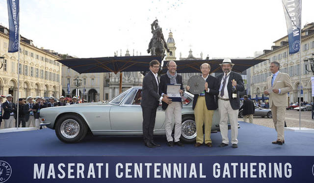 グランプリで表彰される「メキシコ4200フルア プロトタイプ」とオーナー