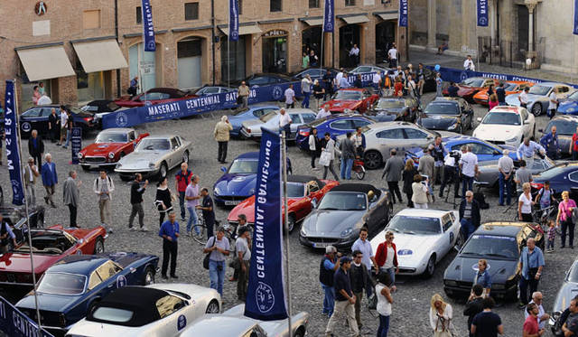 モデナの広場で出走を待つエントラント