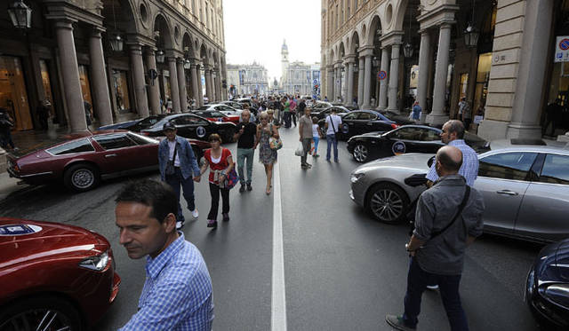 ボローニャの公道に参加車が並ぶ