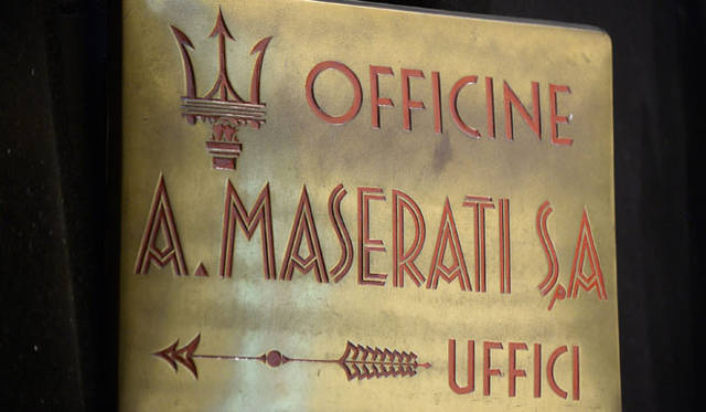 かつてボローニャに工房があった時代の看板