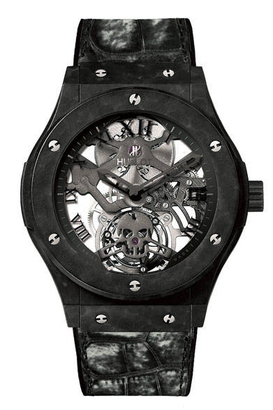 ケース｜セラミックコーティングされたアルミニウム<br />直径｜45mm<br />ムーブメント｜手巻き<br />ブレスレット｜ブラックラバーアリゲーター<br />防水｜30m<br />