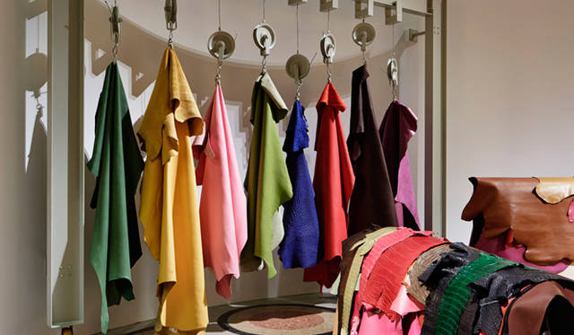 様々な加工方法や発色の違いにより、多彩な表情をもつレザーの数々 © Nacása & Partners Inc. 