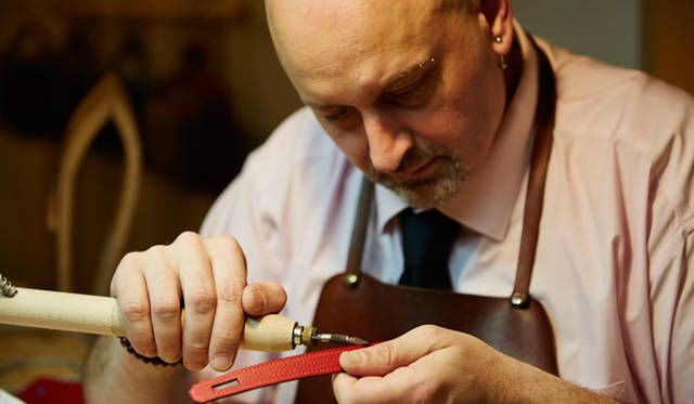 今回のためにパリのアトリエのスタッフが来日。カッティング、縫製、ステッチなど、バッグの製作を披露 © Nacása & Partners Inc. 