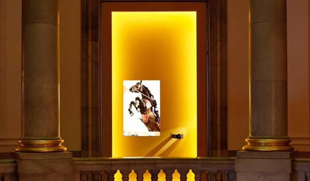 吹き抜けの通路を使った7番目の展示では、20世紀初頭から手がけるベルトに着目 © Nacása & Partners Inc. 