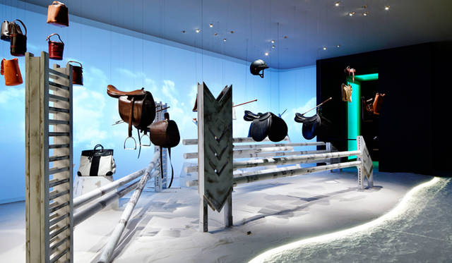 エルメスが創業当時から作り続ける馬具は8番目の部屋に展示。障害競争のコースを思わせる会場構成が印象的だ © Nacása & Partners Inc. 