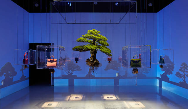 最後の部屋では、日本でのエキシビションのために制作されたバッグを展示。「ケリー」「バーキン」「コンスタンス」「ボリード」「ルリ」「ファーミング」「ツールボックス」「ファコ」のミクロサイズが登場 © Nacása & Partners Inc. 