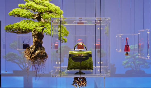 最後の部屋の展示風景。鞍・皮革職人、金銀細工職人による斬新なデザインのバッグがラインナップ。鮮やかな色使いとゴールドの留め具が特徴的 © Nacása & Partners Inc. 