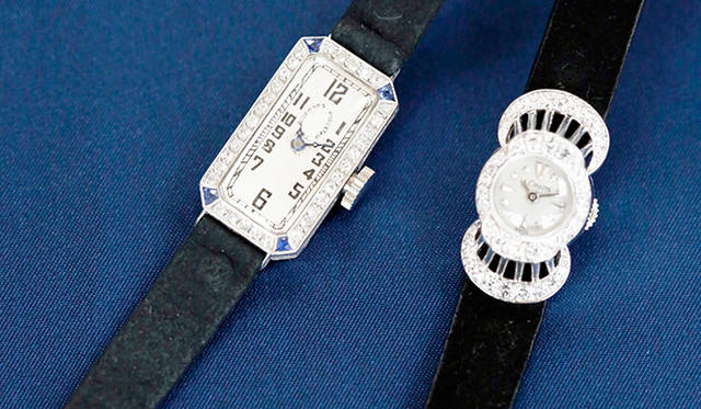 写真左から）オーデマ・ピゲ ムーブ／1930年代製 プラチナ×ダイヤモンド×ブルーサファイア 価格102万6000円。ル・クルト／1950年代製、プラチナ×ダイヤモンド 価格58万3200円。