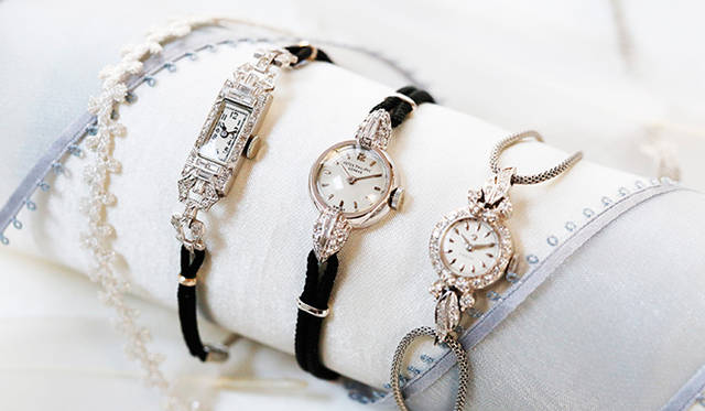 無銘／1930年代製 プラチナ×ダイヤモンド 価格36万7200円。パテック フィリップ／1960年代製 18Kホワイトゴールド×ダイヤモンド 価格172万8000円。オメガ／1960年代製 14Kホワイトゴールド×ダイヤモンド 価格28万800円。