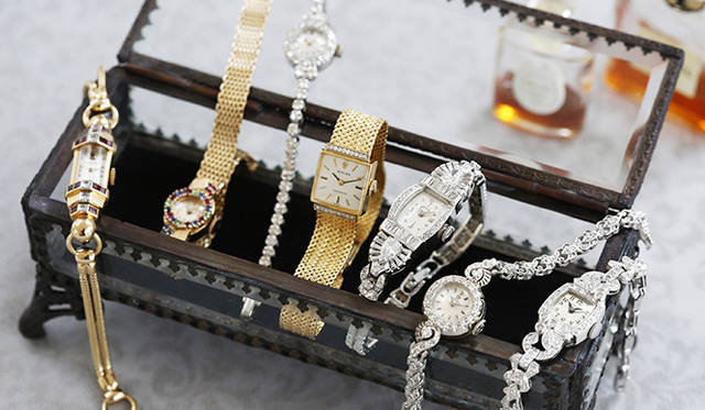 ティファニー╱クロセロー／1940年代製 14Kイエローゴールド×ダイヤモンド×ルビー 価格84万2400円。ルシアン・ピカール／1960年代製 14Kイエローゴールド×ルビー×サファイヤ 価格38万8800円。オメガムーブ／1960年代製 14Kホワイトゴールド×ダイヤモンド 価格91万8000円。ロレックス／1970年代製 18Kイエローゴールド×ダイヤモンド 価格68万400円。ハミルトン 1960年代製 プラチナ×ダイヤモンド 価格145万8000円。オメガ／1960年代製 14Kホワイトゴールド×ダイヤモンド 価格43万2000円。ハミルトン／1950年代製、プラチナ×ダイヤモンド 価格62万6400円。