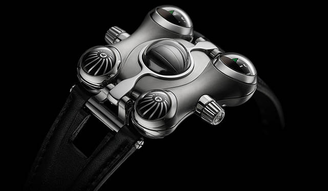 センターのフライング・トゥールビヨン部分はシールドになっている。