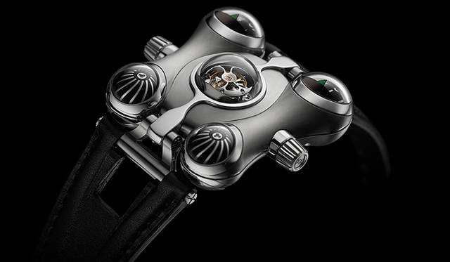 リューズによってセンター部分のシールドを開閉することができる。