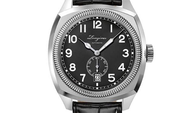 文字盤の6時位置には、スモールセコンドを装備。