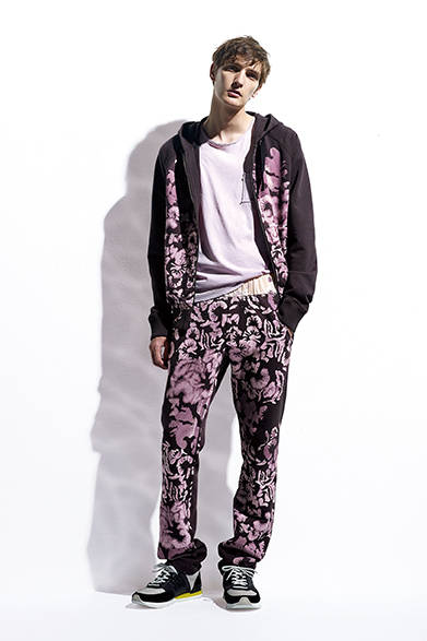 <strong>BOTTEGA VENETA（ボッテガ・ヴェネタ）</strong>　ブリーチされたサマー ループバック コットン ジャージーを使用したフード付きのトラックスーツは、エスプレッソのベースカラーに花柄をプリント。ポケット付きTシャツは日本製の後染めで、ラウンドネックのカラーはパーム。スエード素材とメッシュ素材、イントレチャートのカーフ素材を組み合わせたハイテクスニーカーが足もともアピールする。<br>パーカ10万5840円、パンツ9万6120円、Tシャツ4万5360円、スニーカー8万1000円（ボッテガ・ヴェネタ／阪急メンズ東京3階）