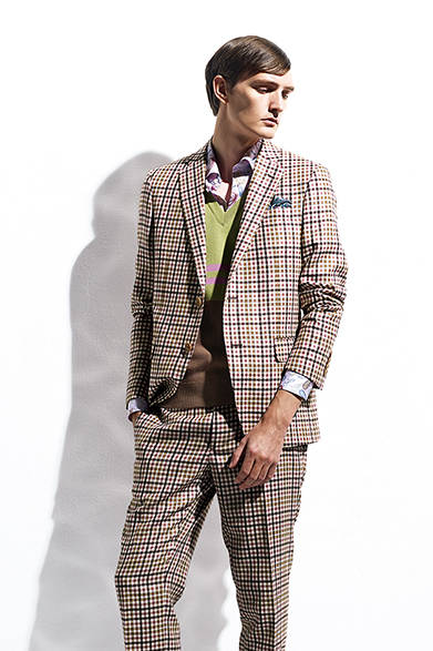 <strong>ETRO（エトロ）</strong>　ジャケット22万6800円、パンツ7万4520円、シャツ5万7240円、ニット8万9640円、チーフ1万6200円（エトロ／阪急メンズ東京3階）